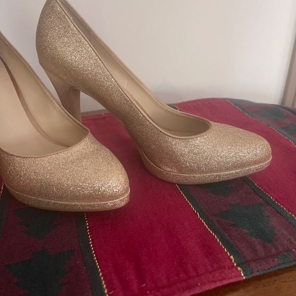 NINE WEST LIGHT GOLD HEELS - Picture 2 of 4